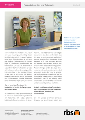 Redakteurin Nicole Steinicke arbeitet am Notebook; im Hintergrund ist ein Ständer mit Fachzeitschriften zu sehen.